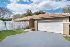 210 Sw 98th Ter Pembroke Pines, FL 33025 - MLS#A11970774