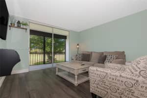 9811 Hollybrook Lake Dr , Pembroke Pines, FL 33025 - MLS#A11971521