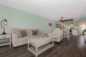9811 Hollybrook Lake Dr , Pembroke Pines, FL 33025 - MLS#A11971521