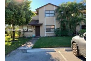 216 Lakeside Cir, Sunrise