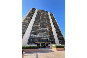20301 W Country Club Dr 625, Aventura