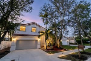 362 Lake Crest Ct, Weston