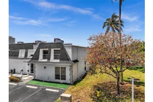 825 Ne 26th Ave Hallandale Beach, FL 33009 - MLS#A11974305