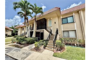 318 Lakeview Dr 203, Weston