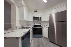 210 Lake Pointe Dr 304, Oakland Park