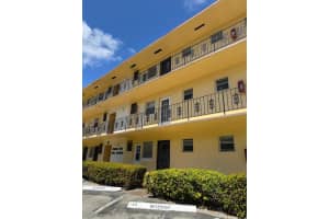 2820 Ne 201st Ter F215, Aventura