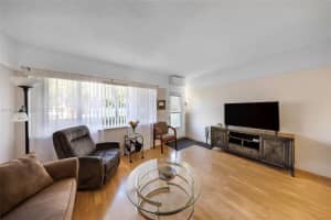 900 Sw 10th Ter 8s Hallandale Beach, FL 33009 - MLS#A11976935