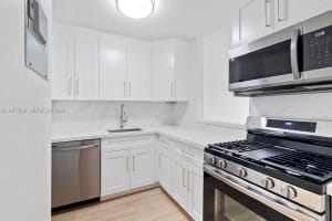 6902 N Kendall Dr E403, Pinecrest