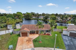 9291 Nw 11th Ct, Pembroke Pines
