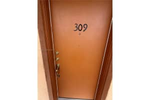 1800 W 54th St 309, Hialeah