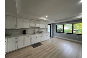 860 Nw 18th Pl Miami, FL 33125 - MLS#A11980077