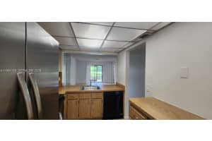 880 Ne 207th Ter 104-10, Miami