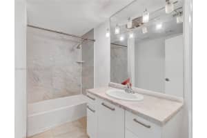 253 Ne 2nd St 220 Miami, FL 33132 - MLS#A11981632