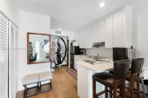 2445 Lake Pancoast Dr J Miami Beach, FL 33140 - MLS#A11982219