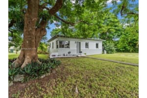 201 Flagler Dr, Miami Springs