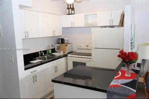 815 Sw 10th Ter 4v Hallandale Beach, FL 33009 - MLS#A11983241