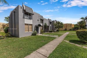 314 Ne 142nd St 16c Miami, FL 33161 - MLS#A11983244