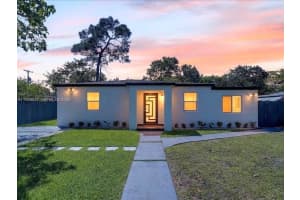 1010 Ne 138th St, North Miami