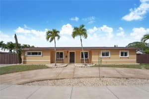 7921 Nw 178th St, Hialeah