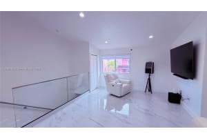 8033 Lake Dr 203, Doral