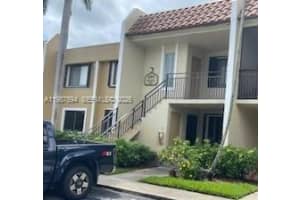 440 Lakeview Dr 202, Weston