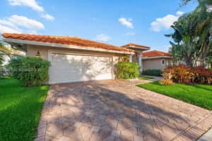 3744 Oak Ridge Cir, Weston