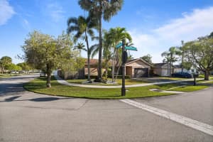 16941 Royal Poinciana Dr Weston, FL 33326 - MLS#A11987816