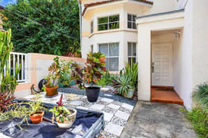 2996 Jackson Ave B, Coconut Grove