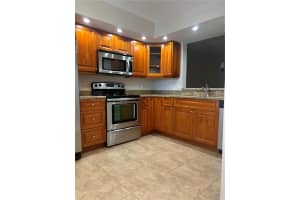 1650 Sw 124th Ter 303d, Pembroke Pines
