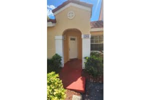 1365 Springside Dr 1365, Weston