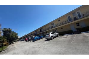 2800 Ne 203rd St 17, Aventura