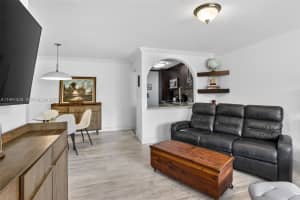 10002 Winding Lake Rd , Sunrise, FL 33351 - MLS#A11991426