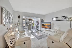 4705 35th St , Lauderdale Lakes, FL 33319 - MLS#A11991578