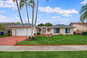 9131 N Lake Miramar Cir, Miramar