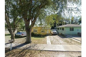 2304 Nw 99th Ter, Miami