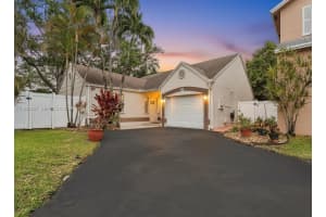 371 Nw 101st Ter, Pembroke Pines