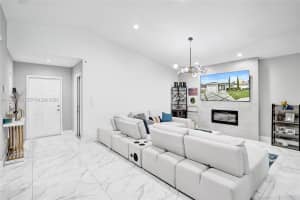 372 W Riverbend Dr Sunrise, FL 33326 - MLS#A11993233