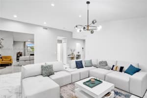 372 W Riverbend Dr Sunrise, FL 33326 - MLS#A11993233