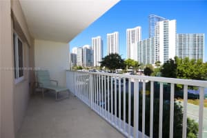 300 Bayview Dr , Sunny Isles Beach, FL 33160 - MLS#A11993631