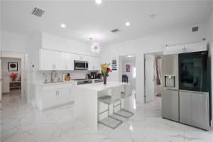925 Ne 4th St, Hallandale Beach