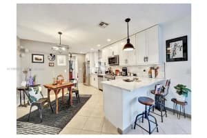 381 Ne 42nd St, Oakland Park