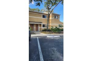 210 E Palm Cir E, Pembroke Pines