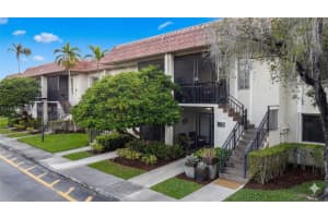 310 Lakeview Dr 105, Weston