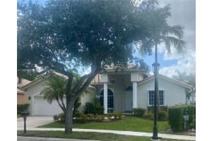 3066 Lakewood Cir 3066, Weston