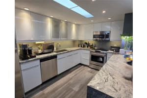 5825 Collins Ave APT 8J, Miami Beach, FL 33140, - MLS#A11996575