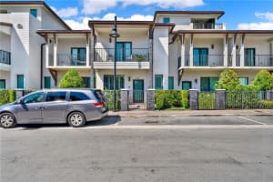 8319 Nw 49th St, Doral