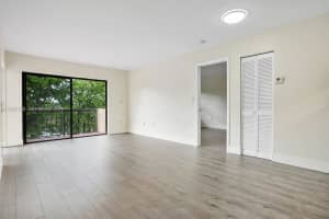 995 Sw 84th Ave 309, Miami