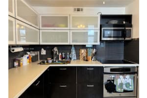 3660 Ne 166th St 812, North Miami Beach