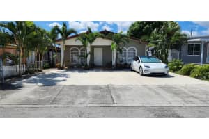 880 E 26th St, Hialeah