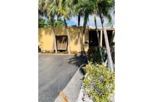 16119 Kingsmoor Way 16119, Miami Lakes